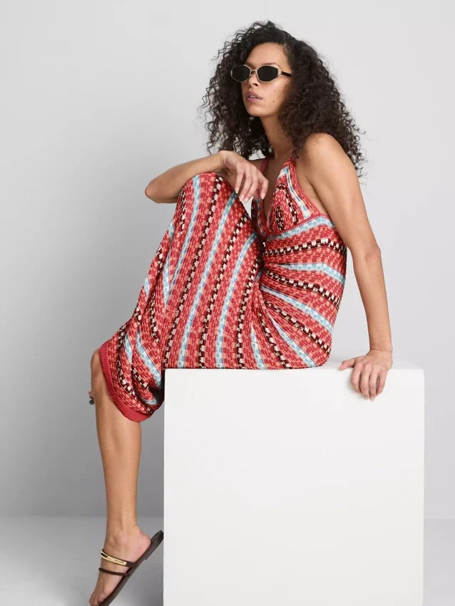 Vestido largo de croché con cuello en V de Paula Echevarría