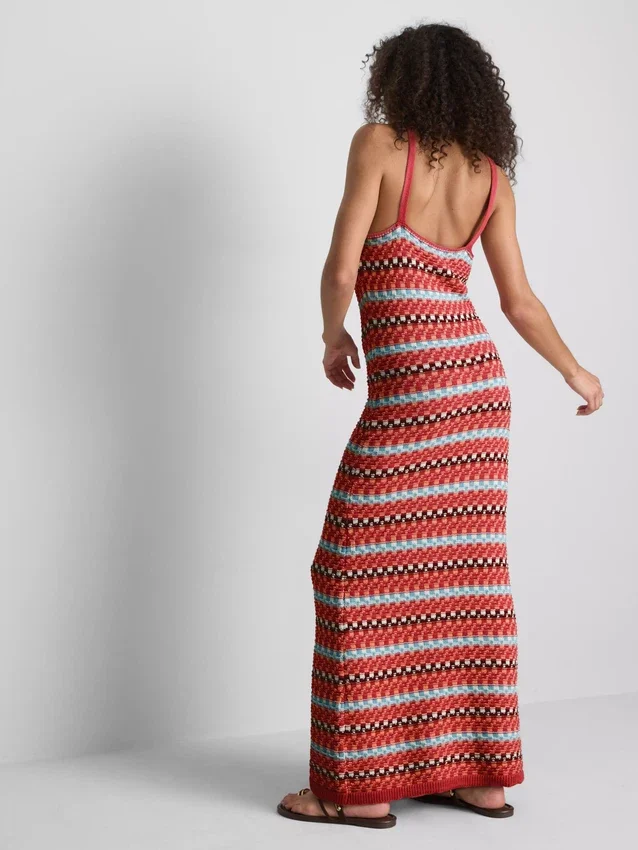 Vestido largo de croché con cuello en V de Paula Echevarría