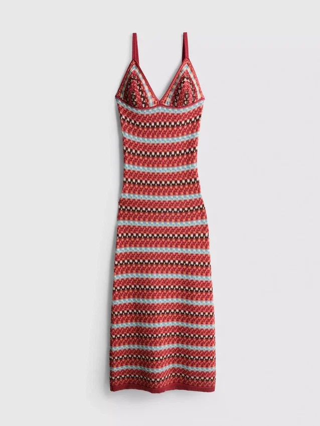 Vestido largo de croché con cuello en V de Paula Echevarría