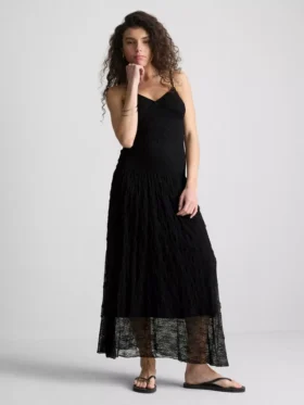 Vestido largo de encaje con cuello en V