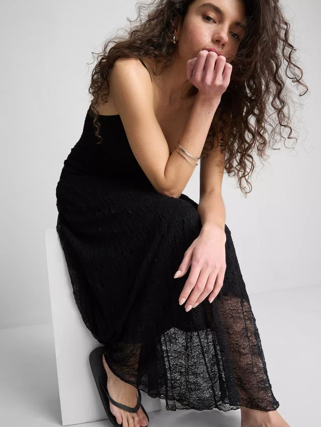 Vestido largo de encaje con cuello en V