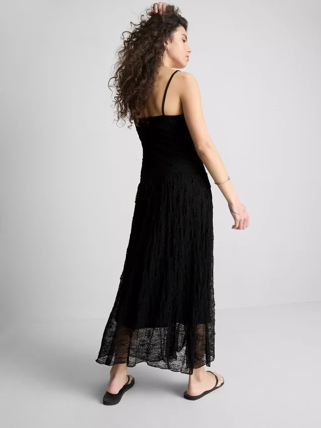 Vestido largo de encaje con cuello en V