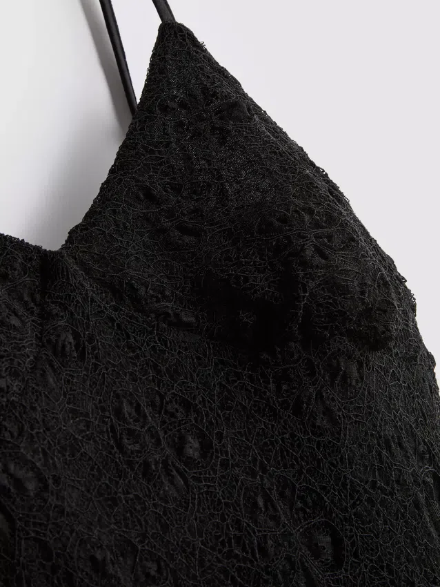 Vestido largo de encaje con cuello en V