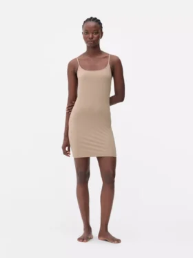 Vestido liso moldeador tipo camisola
