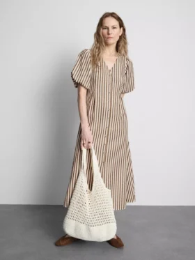 Vestido midi a rayas con mangas abullonadas
