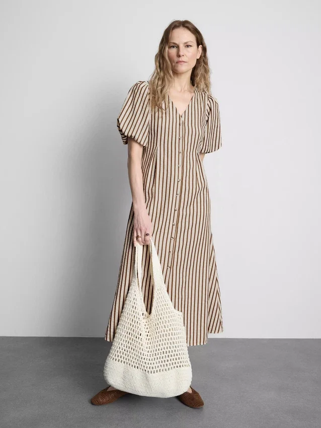 Vestido midi a rayas con mangas abullonadas