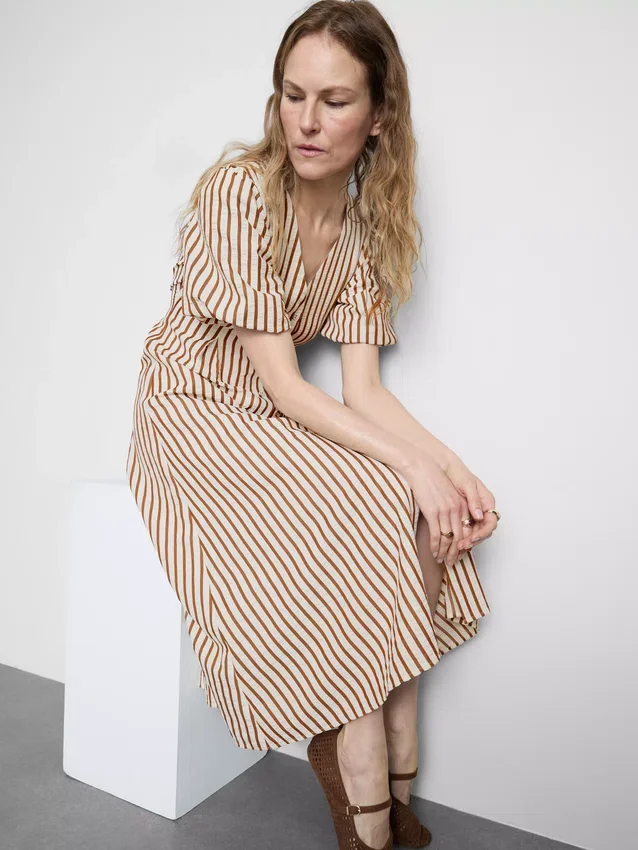 Vestido midi a rayas con mangas abullonadas