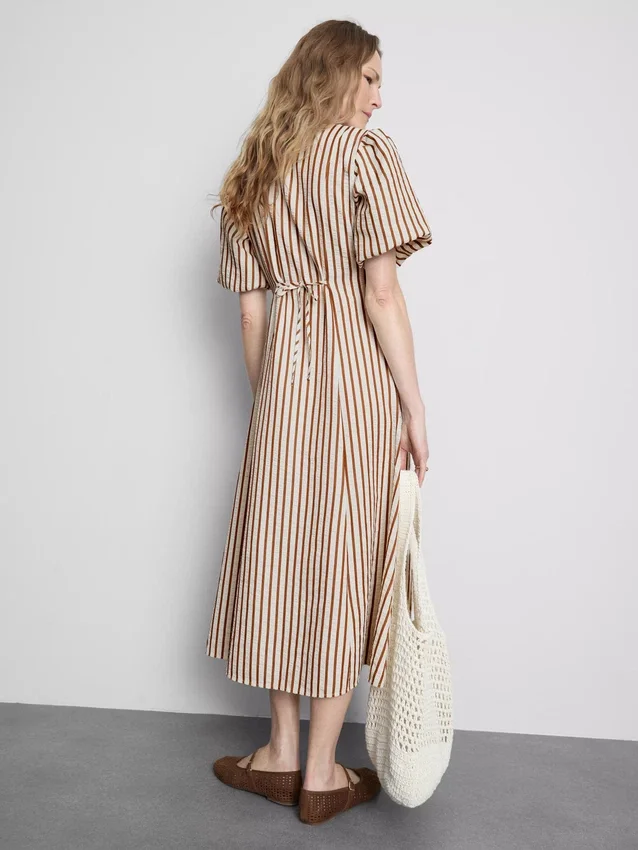Vestido midi a rayas con mangas abullonadas