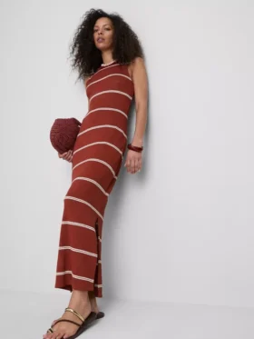 Vestido midi ajustado sin mangas de Paula Echevarría