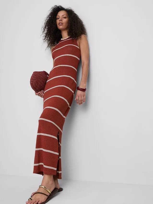 Vestido midi ajustado sin mangas de Paula Echevarría