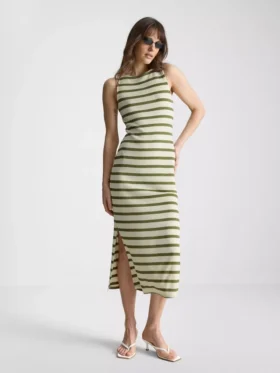 Vestido midi ajustado sin mangas de Paula Echevarría