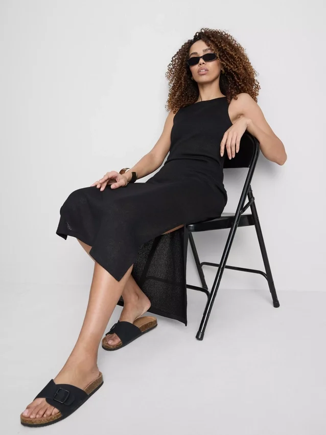 Vestido midi ajustado sin mangas de Paula Echevarría
