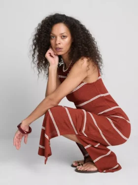 Vestido midi ajustado sin mangas de Paula Echevarría