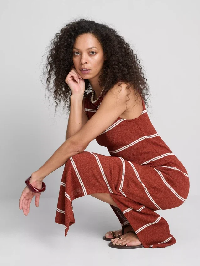 Vestido midi ajustado sin mangas de Paula Echevarría