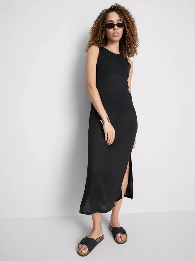 Vestido midi ajustado sin mangas de Paula Echevarría