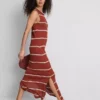 Vestido midi ajustado sin mangas de Paula Echevarría