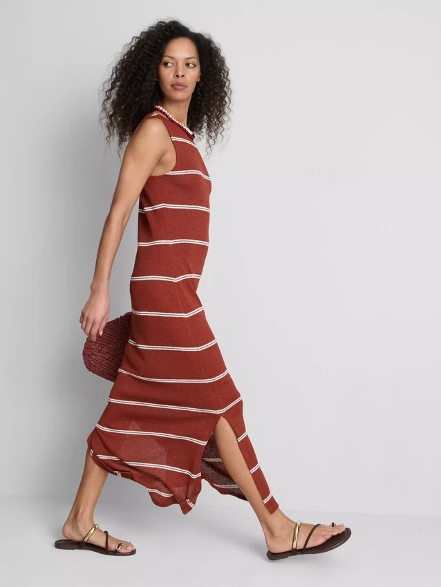 Vestido midi ajustado sin mangas de Paula Echevarría
