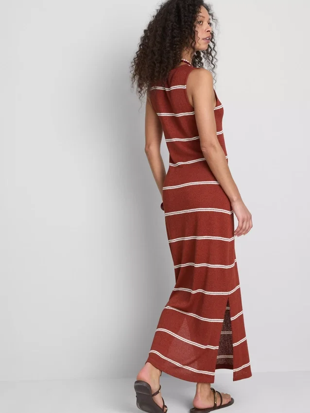 Vestido midi ajustado sin mangas de Paula Echevarría
