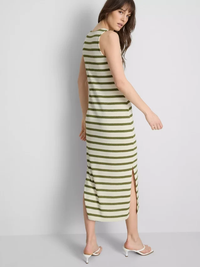 Vestido midi ajustado sin mangas de Paula Echevarría