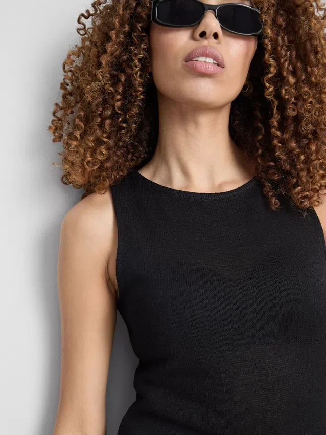 Vestido midi ajustado sin mangas de Paula Echevarría