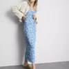 Vestido midi arrugado con escote corazón