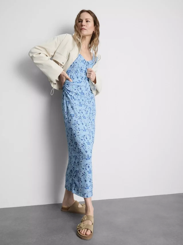 Vestido midi arrugado con escote corazón