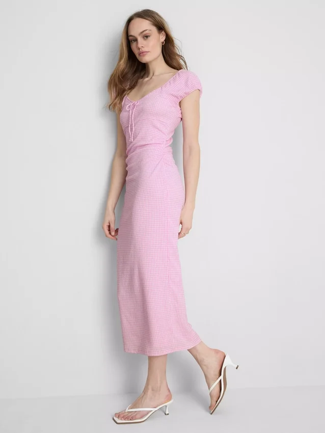 Vestido midi arrugado con escote corazón