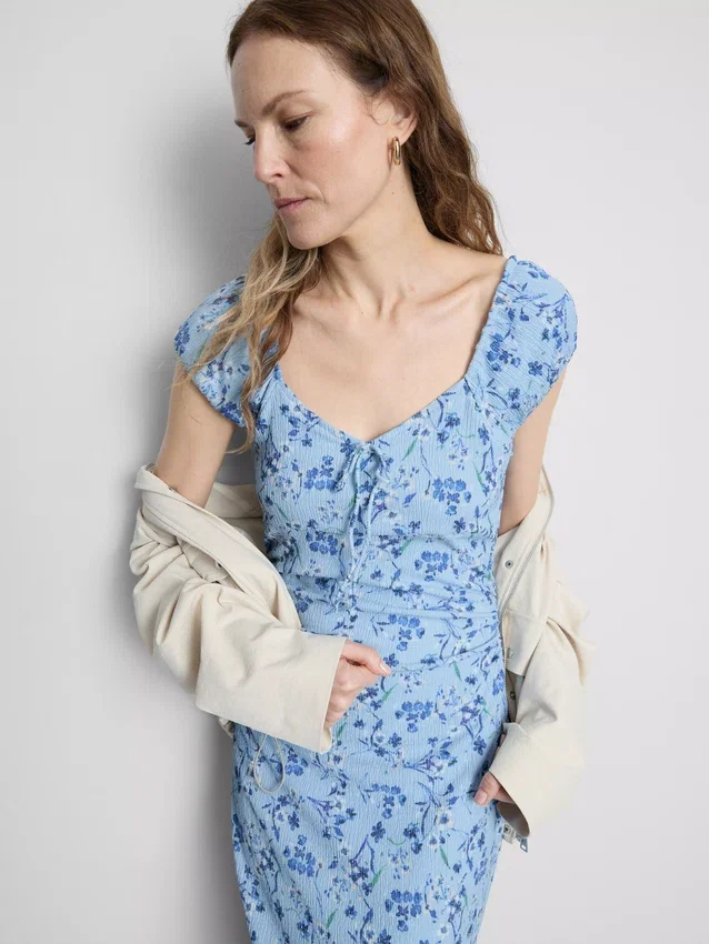 Vestido midi arrugado con escote corazón