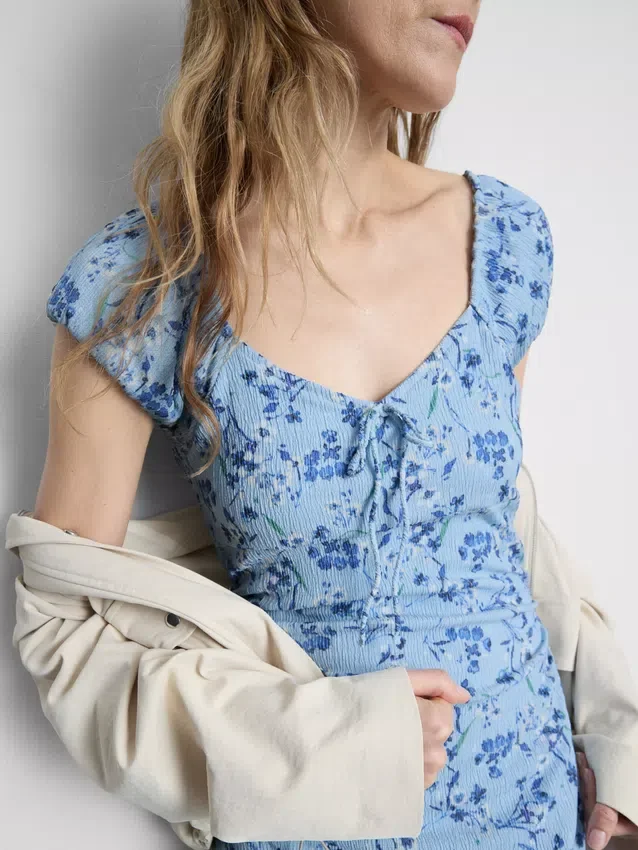 Vestido midi arrugado con escote corazón