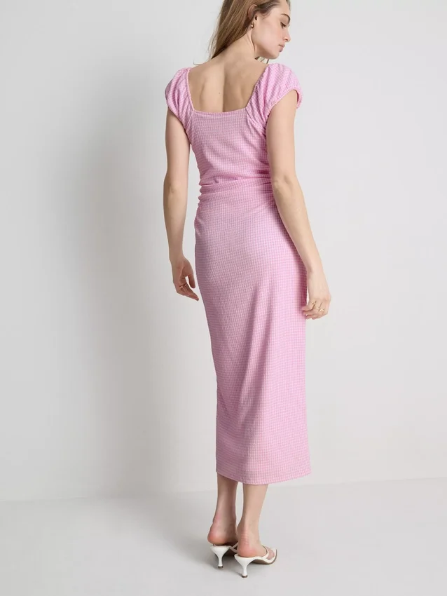 Vestido midi arrugado con escote corazón