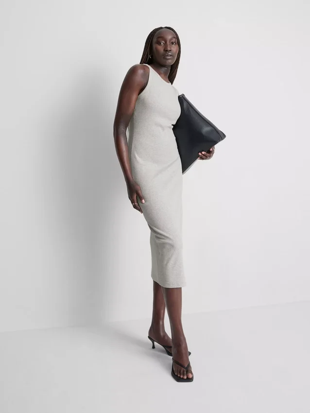 Vestido midi con sujetador incorporado de punto acanalado