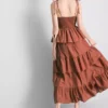 Vestido midi con volantes en capas