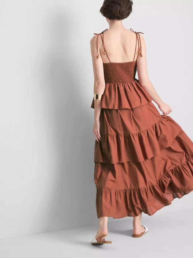 Vestido midi con volantes en capas