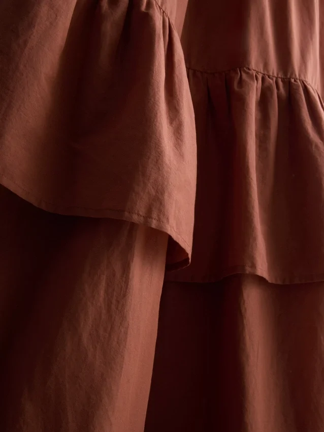 Vestido midi con volantes en capas