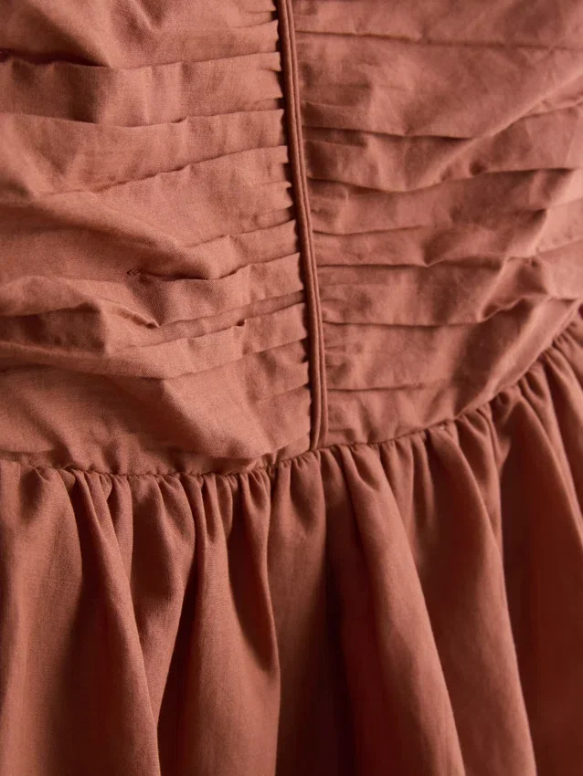 Vestido midi con volantes en capas