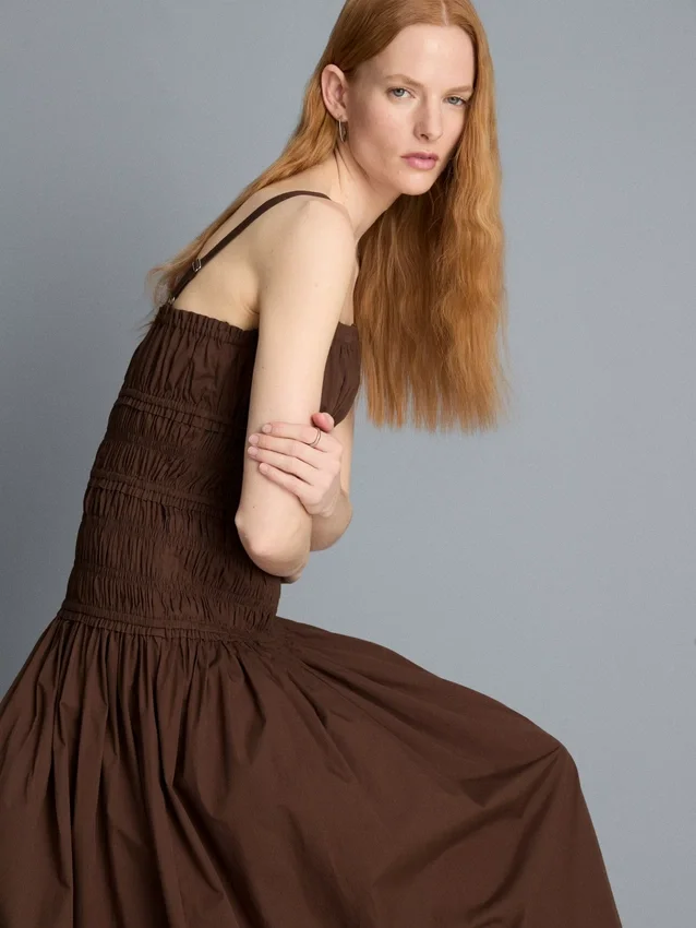 Vestido midi de algodón con cuello cuadrado y fruncido