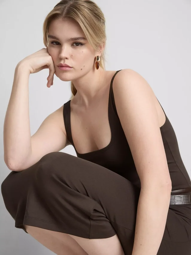 Vestido midi de cuello cuadrado «Second Skin»