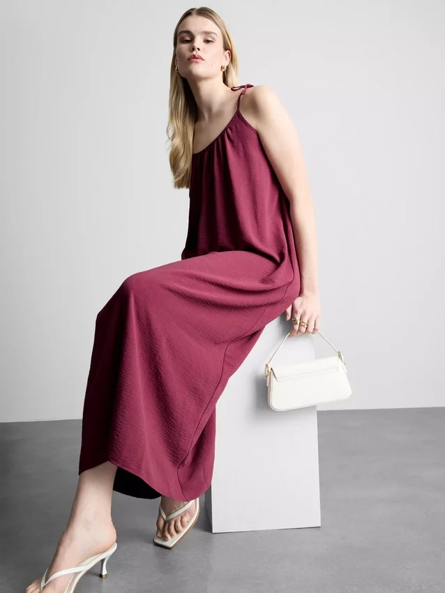 Vestido midi de tirantes