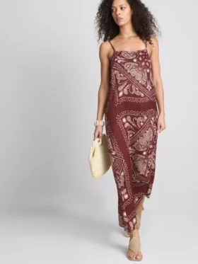 Vestido midi recto con estampado de paisley de Paula Echevarría