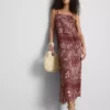 Vestido midi recto con estampado de paisley de Paula Echevarría