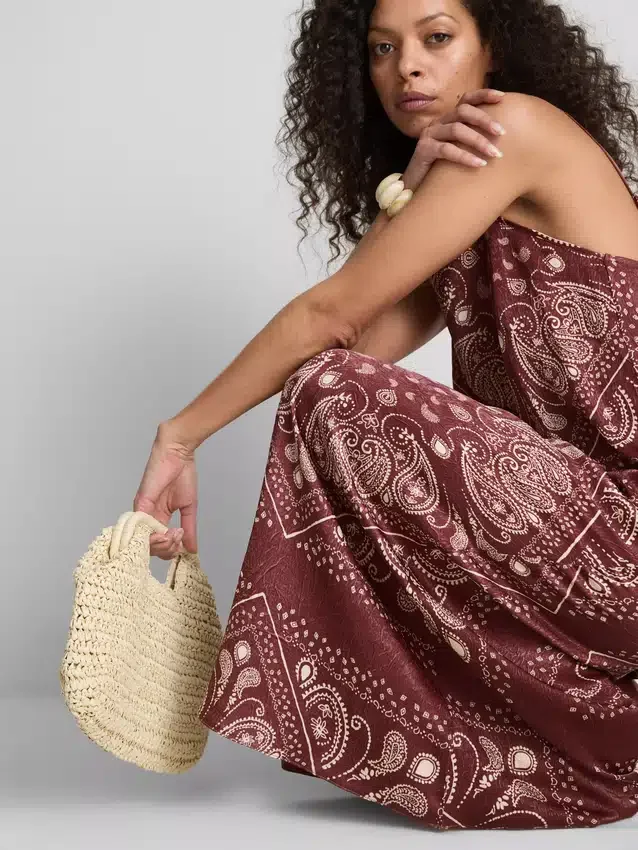 Vestido midi recto con estampado de paisley de Paula Echevarría