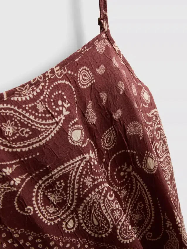 Vestido midi recto con estampado de paisley de Paula Echevarría