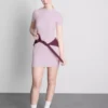 Vestido mini tipo camiseta ajustado con costuras acanaladas