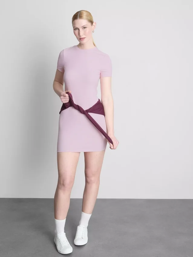 Vestido mini tipo camiseta ajustado con costuras acanaladas