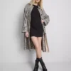 Vestido mini tipo camiseta ajustado con costuras acanaladas