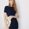 Vestido mini tipo camiseta ajustado con costuras acanaladas