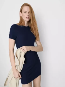Vestido mini tipo camiseta ajustado con costuras acanaladas