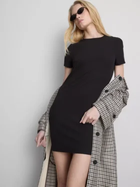 Vestido mini tipo camiseta ajustado con costuras acanaladas