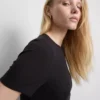 Vestido mini tipo camiseta ajustado con costuras acanaladas
