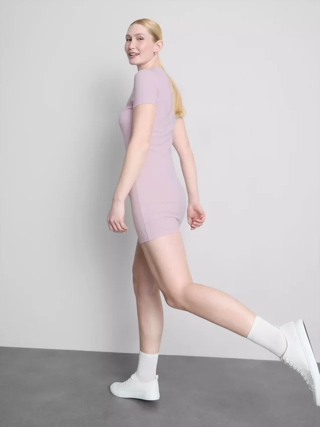 Vestido mini tipo camiseta ajustado con costuras acanaladas